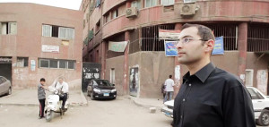 أيمن سباعي أمام المدخل الرئيسي لمستشفى بولاق العام (من وثائقي: امتلك المعلومة). 